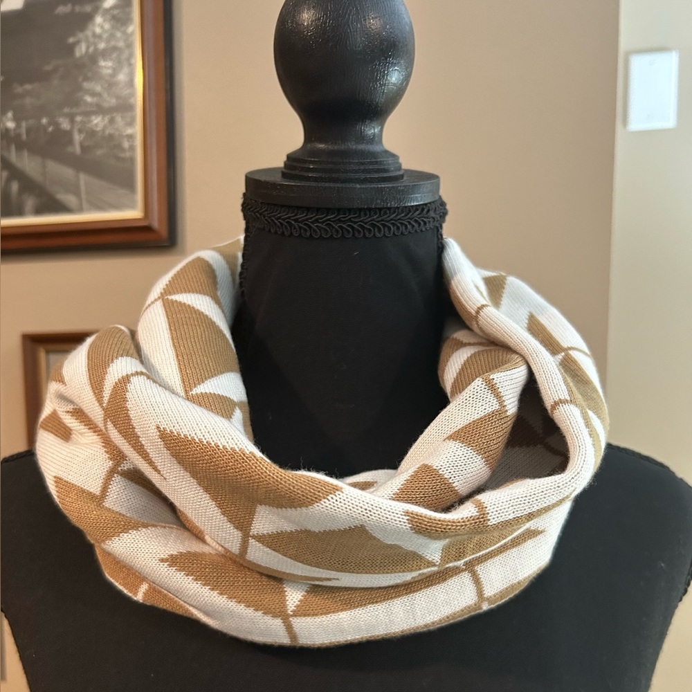 Michael Kors NWOT Beige and Cream Infinity Scarf